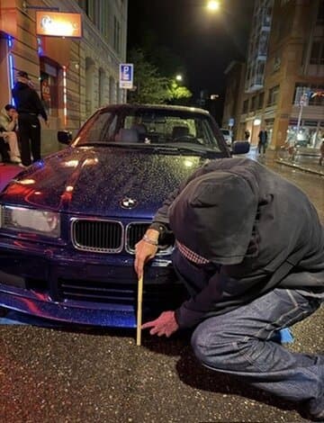 Nachts wird an einem BMW E36 die Fahrzeughöhe gemessen