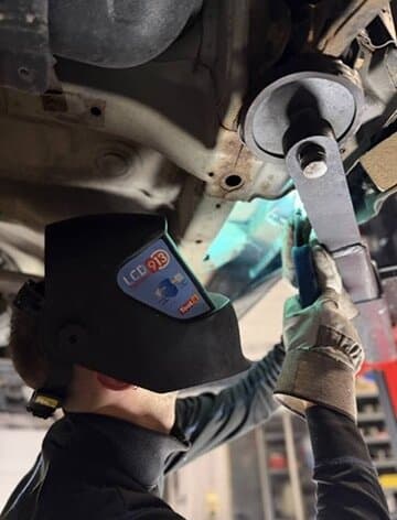 Arbeit am Unterboden mit Druckluftwerkzeug